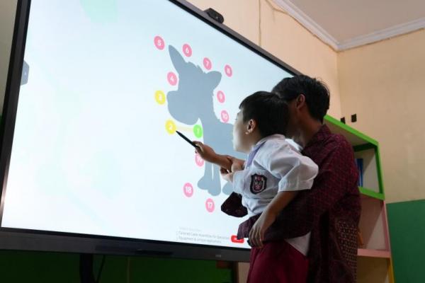 Berkat TV Interaktif, Siswa Difabel Lebih Fokus Belajar