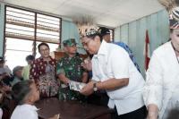 Wamentrans Tinjau Sekolah Transmigran Papua Barat, Salurkan Bantuan Rp1,8 M