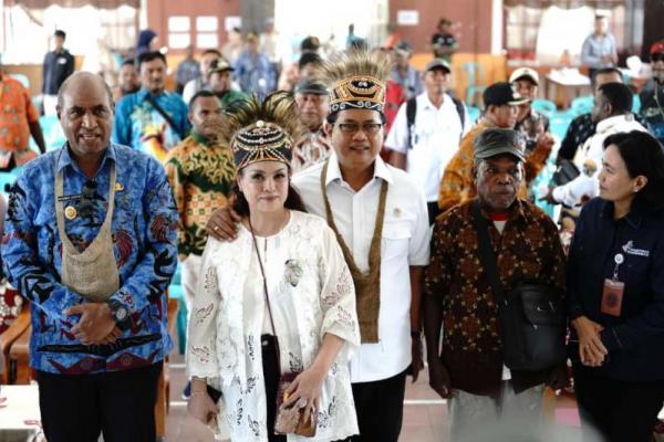 Wamentrans Apresiasi Kepala Suku Hatam Hibahkan Tanah untuk Transmigrasi 