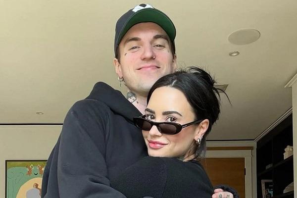 Demi Lovato Terharu, Suaminya Jutes Belajar Gitar untuk Ciptakan Lagu Lamaran yang Indah