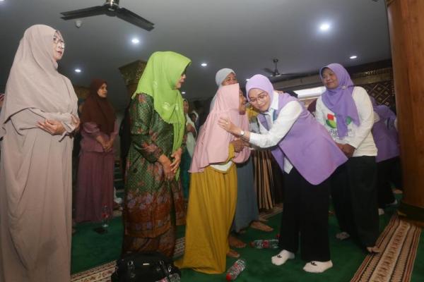 Korban Banjir Bali Tak Kuasa Menahan Haru Terima Bantuan dari Perempuan Bangsa