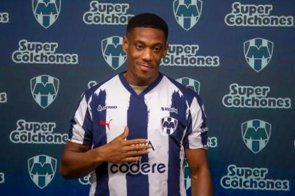Mendadak Gabung Klub Rival, Martial Didesak Minta Maaf