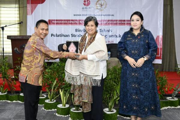 Para pelaku UMKM, ujar Rerie, sapaan akrab Lestari, diharapkan mampu meningkatkan produktivitasnya yang di ujungnya mampu meningkatkan pertumbuhan ekonomi masyarakat. 