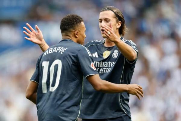 Xabi Heran MU Jual Carreras: Dia Punya Skil Komplit
