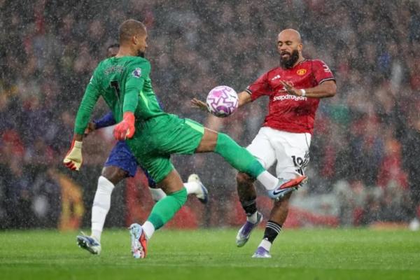 Kantongi Kartu Merah, Kenapa Kiper Chelsea Tetap Main?