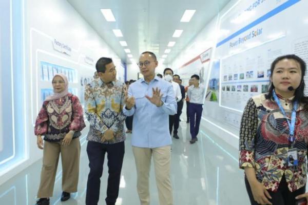 Kunjungi Pabrik Solar Panel Terbesar se Asia Tenggara, Eddy Soeparno: Berdayakan Industri Lokal Untuk Transisi Energi