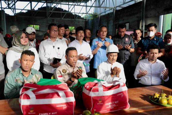Mensos Doa Bersama Keluarga Korban di Dapur Umum Ponpes Al-Khoziny