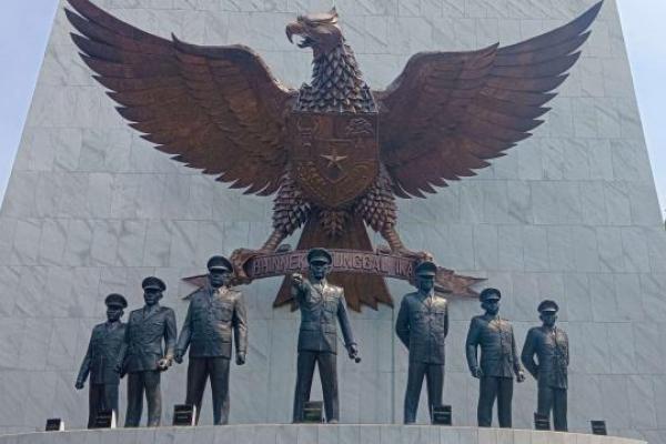 Nama Lubang Buaya kini lekat sebagai lokasi Monumen Pancasila Sakti yang menjadi simbol perlawanan terhadap Gerakan 30 September 1965. Bukan sekadar bangunan bersejarah, monumen ini adalah penanda luka bangsa sekaligus pengingat pentingnya menjaga ideologi negara.