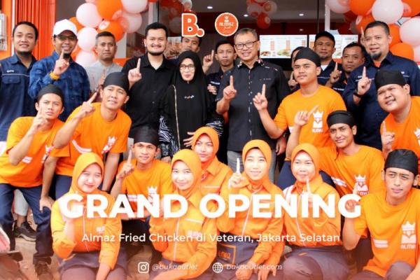 Bagi Almaz Fried Chicken, pengalaman pelanggan adalah tolok ukur kualitas. Hal ini kembali ditegaskan pada pembukaan outlet ke 56 di Veteran Bintaro yang disiapkan dengan alur layanan yang efisien dan ramah. Penataan ruang makan, penempatan kasir, dan penanda antrean dirancang untuk mempercepat proses tanpa mengorbankan kenyamanan.