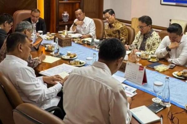 Kamis pagi, menghadiri rapat bersama Wakil Ketua DPR RI, Bapak Prof. Sufmi Dasco, Mensesneg, Bapak Prasetyo Hadi, Menteri Keuangan, Bapak Purbaya Yudhi Sadewa dan 2 Wamenkeunya, serta pimpinan OJK dan PPATK.