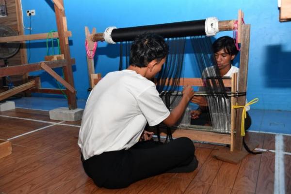 Kementerian Pendidikan Dasar dan Menengah (Kemdikdasmen) bekerja sama dengan Dewan Kerajinan Nasional (Dekranas), menggagas program Pendidikan Kecakapan Wirausaha (PKW), guna melestarikan tenun nusantara melalui kursus dan pelatihan.