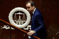 Sosialis Bantu PM Prancis Bertahan, Kini Inginkan Konsesi Lain