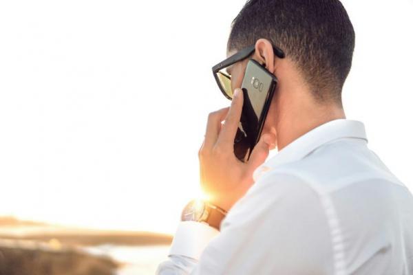 Studi: Percakapan Telepon Bikin Pasangan Makin Harmonis