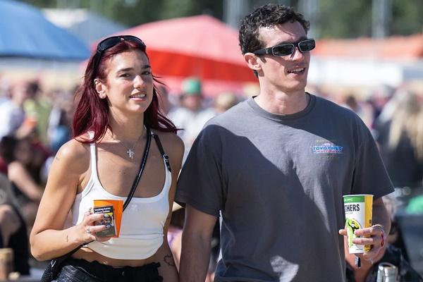 Gara-gara Baca Buku yang Sama, Callum Turner dan Dua Lipa Saling Tertarik