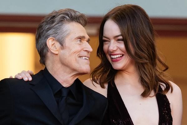 Emma Stone Sebut Willem Dafoe adalah 100 Persen Selebriti yang juga Alien