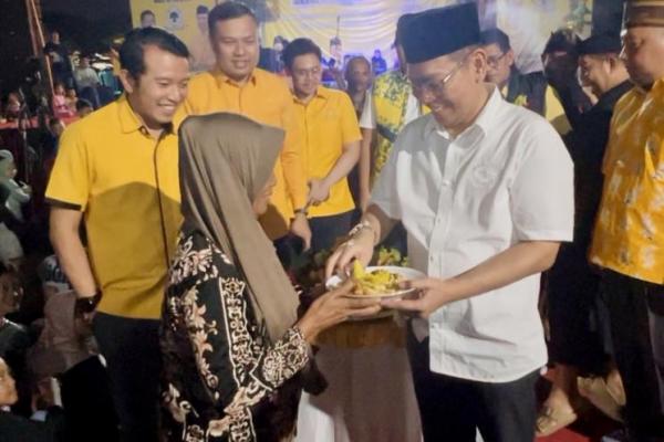 Adies Kadir Bagikan Ribuan Paket Sembako di Pentas Seni Sidoarjo