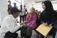 Mensos Tinjau Penyaluran Bansos di Bandung, Pastikan Tepat Sasaran