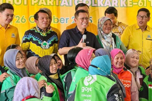 Momen Sumpah Pemuda-HUT Golkar Dipakai Adies Berbagi Sembako dan Beasiswa
