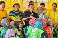 Momen Sumpah Pemuda-HUT Golkar Dipakai Adies Berbagi Sembako dan Beasiswa