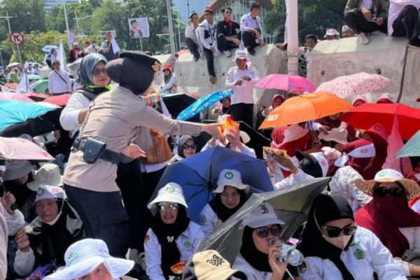 Aksi Guru Berlangsung Damai, Polisi Bagikan Roti dan Air