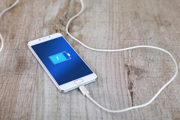 4 Risiko Jika Telalu Sering Ngecas HP hingga 100 Persen