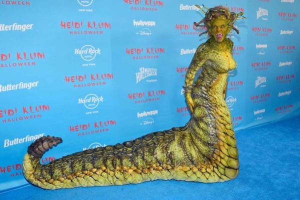 Selalu Epik! Heidi Klum Pakai Kostum Halloween Medusa yang Menyeramkan

 