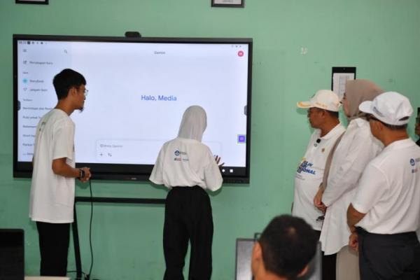 Mendikdasmen dibuat takjub saat menyaksikan siswa tunanetra di Sekolah Luar Biasa (SLB)-A Pembina Tingkat Nasional Jakarta memanfaatkan IFP