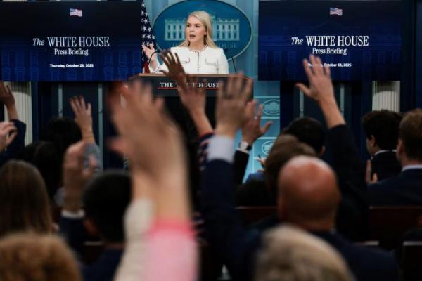 Aturan baru Gedung Putih yang dikeluarkan pada hari Jumat membatasi akses jurnalis yang memiliki kredensial ke kantor sekretaris pers.