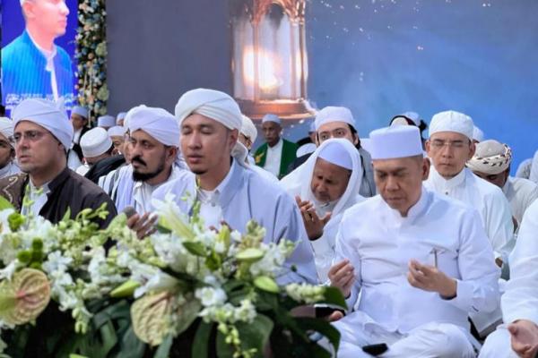 Momen Habib Usman Bin Yahya Doakan Muridnya Adies Kadir di Maulid Nabi