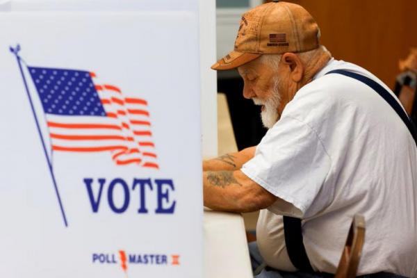 Hakim memutuskan bahwa presiden tidak dapat mewajibkan pemilih untuk menunjukkan paspor atau dokumen sebagai bukti kewarganegaraan sebelum memberikan suara.