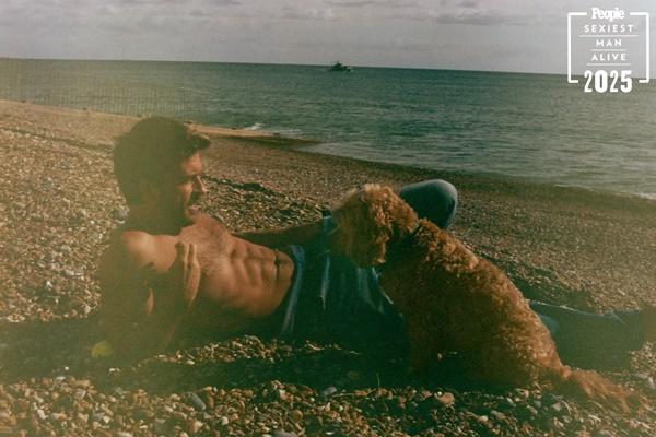 Pemeran Wicked Bereaksi saat Jonathan Bailey Jadi Pria Terseksi di Dunia