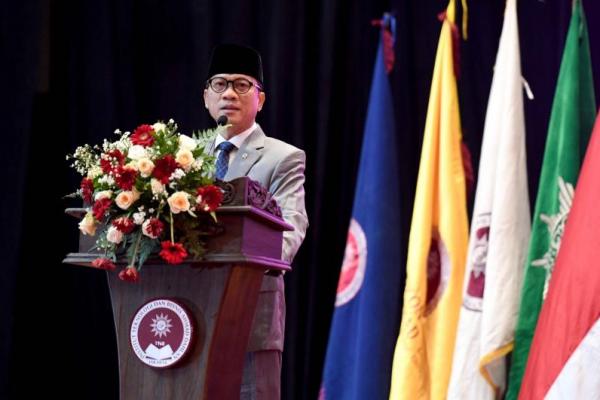 Mendes Ajak Wisudawan ITB Ahmad Dahlan Bangun Indonesia dari Desa
