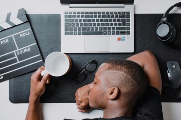 Kenapa Banyak Orang Kini Memilih Hidup Santai Bukan Ambisius?