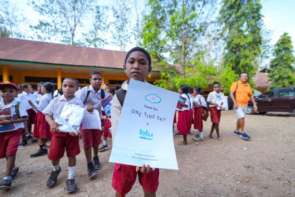 BCA Digital Donasikan 650 Seragam untuk Siswa di Alor