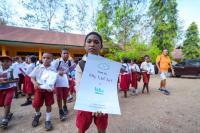 BCA Digital Donasikan 650 Seragam untuk Siswa di Alor