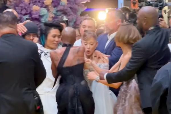 Cynthia Erivo Lindungi Ariana Grande yang Diserang Penggemar di Singapura