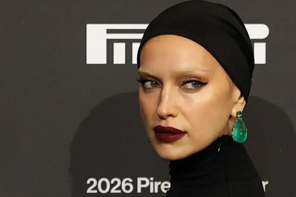 Jadi Model Kalender Pirelli 2026, Irina Shayk Tampil dengan Alis Putih