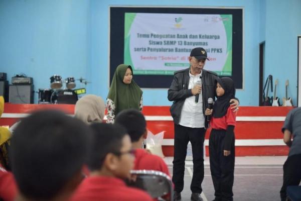 Wamensos: Presiden Ingin Semua Rakyatnya Bisa Gemuyu, Tersenyum Bahagia