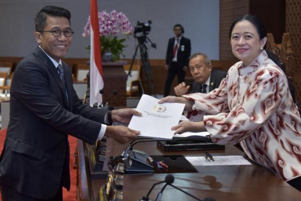 Komisi XI DPR RI menyampaikan laporan hasil uji kelayakan dan kepatutan terhadap calon Kantor Akuntan Publik pemeriksa laporan keuangan tahunan BPK.