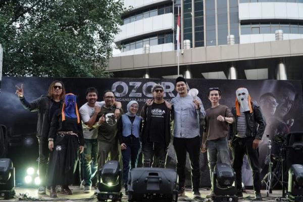 Aktor Chicco Jerikho dan Sutradara Anggy Umbara Orasi di Gedung KPK