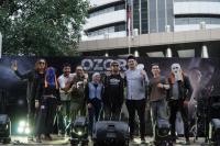 Para pemain dan sutradara film Ozora berorasi di depan Gedung KPK. (Foto: Jurnas/Ist). 