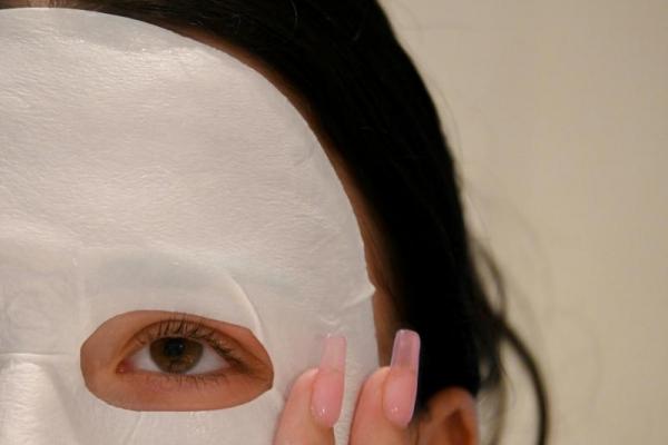 Mitos atau Fakta: Masker Darah Haid Bikin Wajah Glowing?