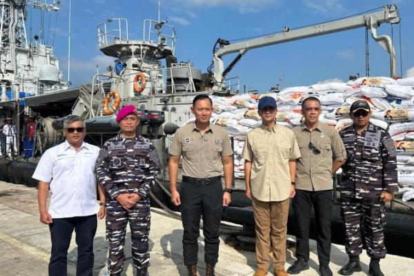 Menko AHY Didampingi Mentrans Lepas Bantuan Presiden untuk Korban Bencana