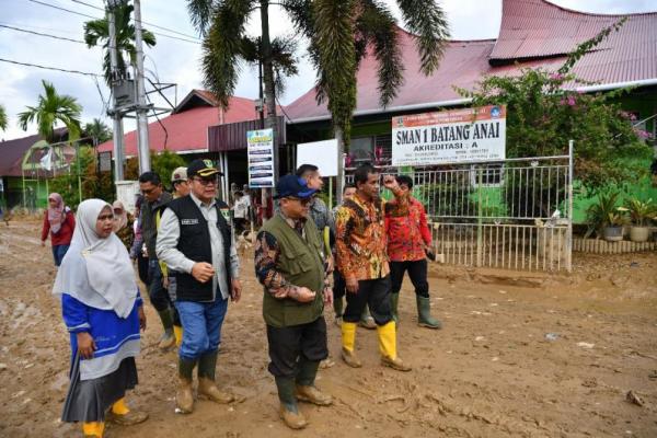 Mendikdasmen Serahkan Bantuan Bencana di Sumbar, Per Sekolah Rp25 Juta