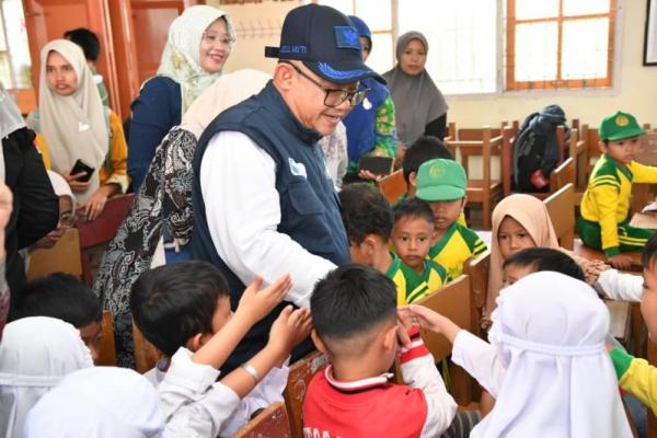 Mendikdasmen Mendongeng untuk Anak Terdampak Banjir di Sumbar