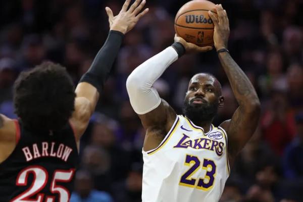 Penampilan Terbaik LeBron Antar Lakers Kalahkan Sixers