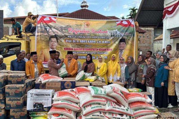 Bupati Nagan Raya Salurkan Bantuan dari Adies Kadir ke Dua Kecamatan