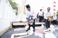 Wamentrans Pimpin Ziarah dan Tabur Bunga di Makam Pionir Transmigrasi