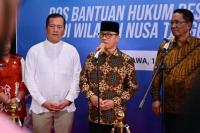 Menteri Desa dan Pembangunan Daerah Tertinggal (Mendes PDT) Yandri Susanto bersama Menteri Hukum (Menkum) Supratman Andi Agtas meresmikan Pos Bantuan Hukum (Posbankum) Desa/Kelurahan se-Provinsi Nusa Tenggara Barat, di kantor Bupati Sumbawa, Sabtu (Foto: Humas Kemendes PDT)