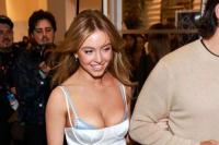 Selebriti Sydney Sweeney dengan peek-a-boo bra (Foto: Daily Star)